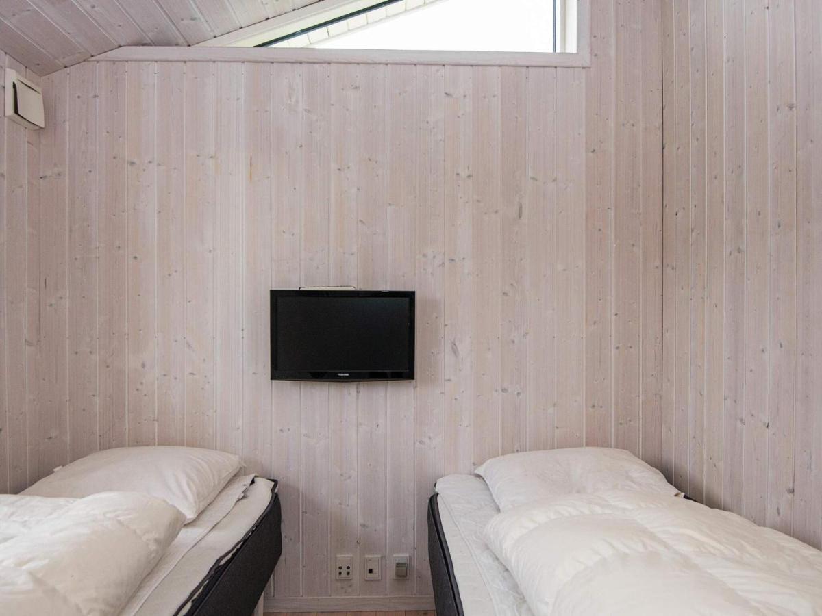 Three-Bedroom Holiday Home In Juelsminde 18 Sonderby  Экстерьер фото